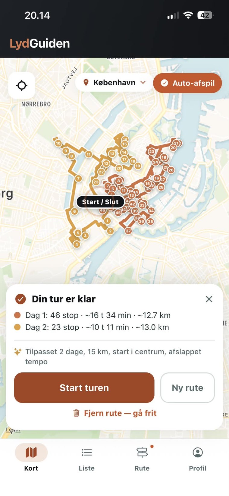 Skærm i appen: en genereret to-dages gåtur tegnet på kortet med nummererede stop i hver sin dagsfarve