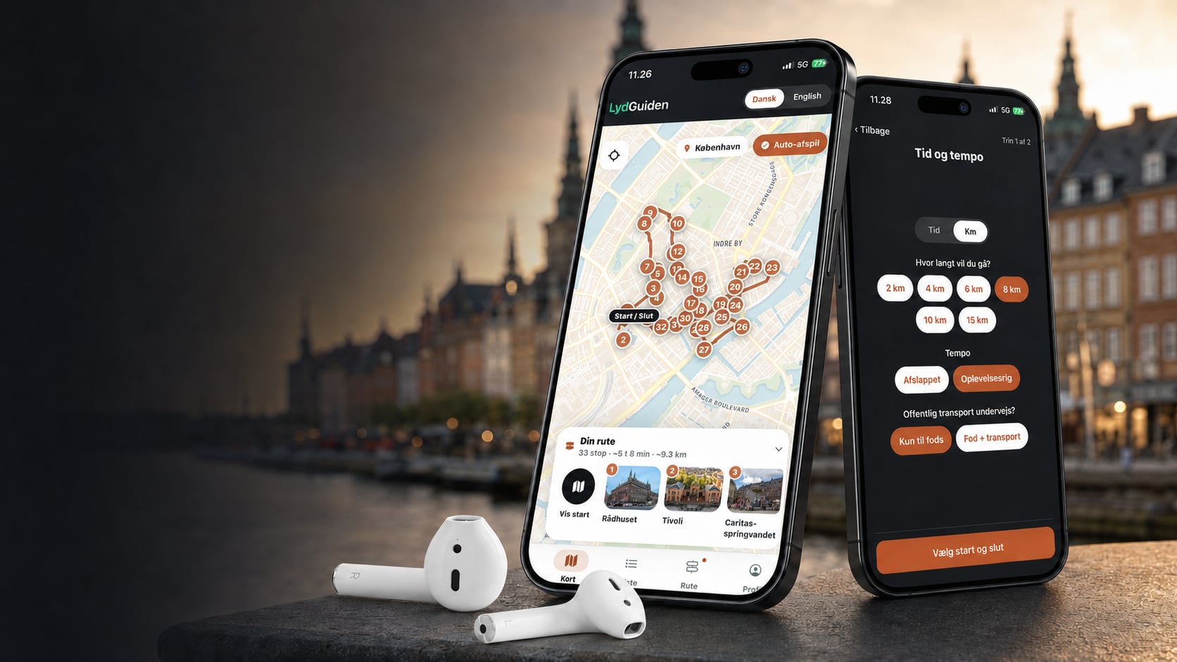 LydGuiden på to telefoner ved Københavns havn i skumringen: en genereret gåtur tegnet på kortet, og skærmen hvor du vælger tid og tempo.
