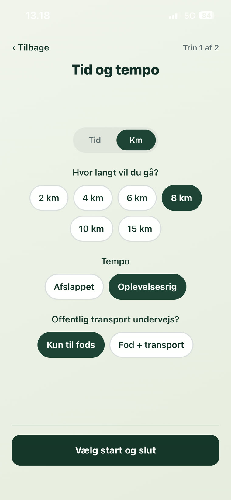 Skærm i appen: vælg afstand fra 2 til 15 km, tempo og om du vil bruge offentlig transport